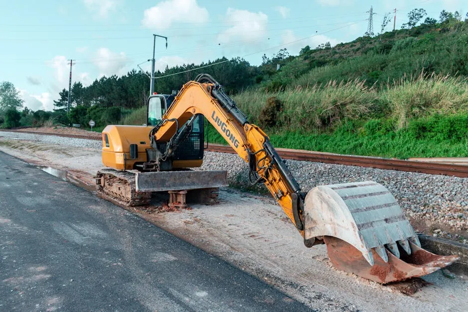 koparka gąsienicowa pracująca na placu budowy przy wykopach